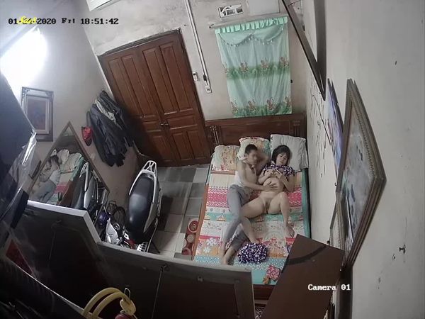 留守丰满少妇老公长年在外务工饥渴小叔子爬上床